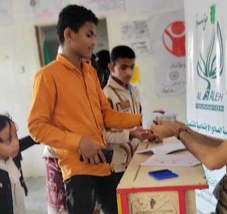 مؤسسة الصالح تختتم توزيع المساعدات النقدية في تعز مستهدفة ذوي الاحتياجات الخاصة