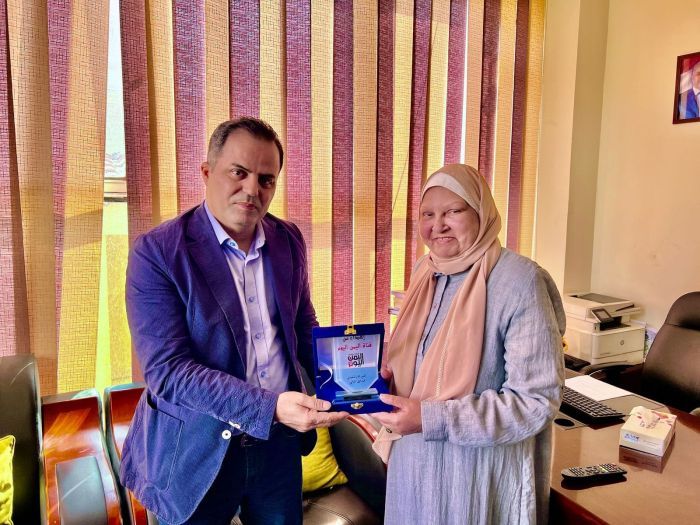 قناة "اليمن اليوم" تكرّم ابنة أول شهيد مصري استشهد دفاعًا عن ثورة 26 سبتمبر