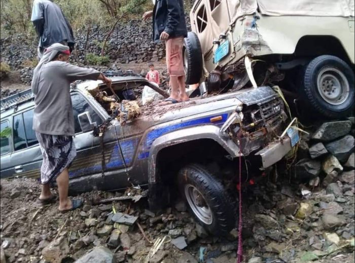  سيول الأمطار تقطع طريق تعز-عدن