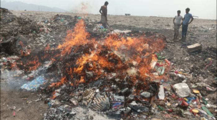  منصورة عدن تتلف 3 أطنان مواد غذائية منتهية