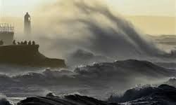 موجة بحرية عنيفة تضرب مدينة ذوباب الساحلية في تعز وتثير حالة من الذعر