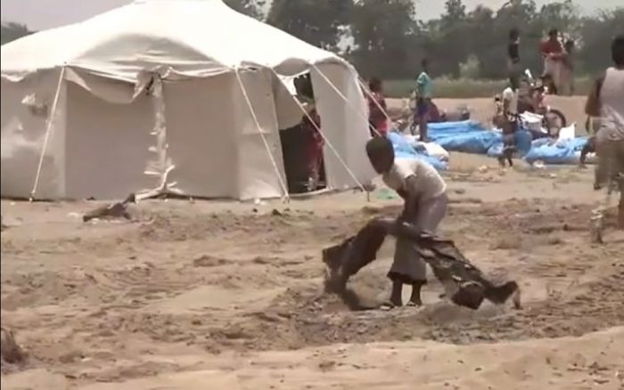  عصابة الحوثي تستهدف مخيمًا للنازحين جنوب الحديدة  بصواريخ كاتيوشا