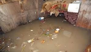  نزوح عدد من الأسر في الحديدة بعد ان غمرت مياه البحر منازلهم