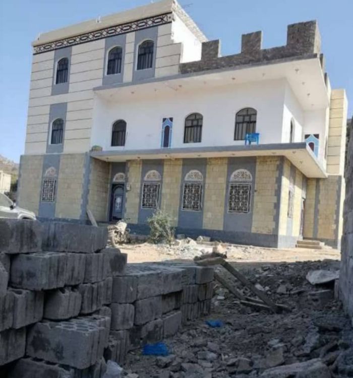  ضابط في اللواء 35 يستولي على منزل مغترب بتعز بالقوة