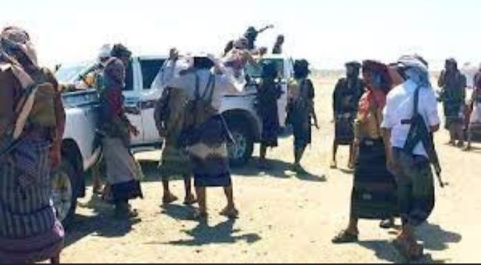  قبائل أبين تقطع الخط الدولي احتجاجًا على وفاة أحد أبنائها في عدن