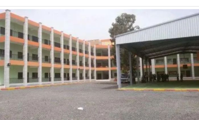  عدن.. احتجاجات على إعلان امتحانات الثانوية والمدارس مغلقة بسبب إضراب المعلمين