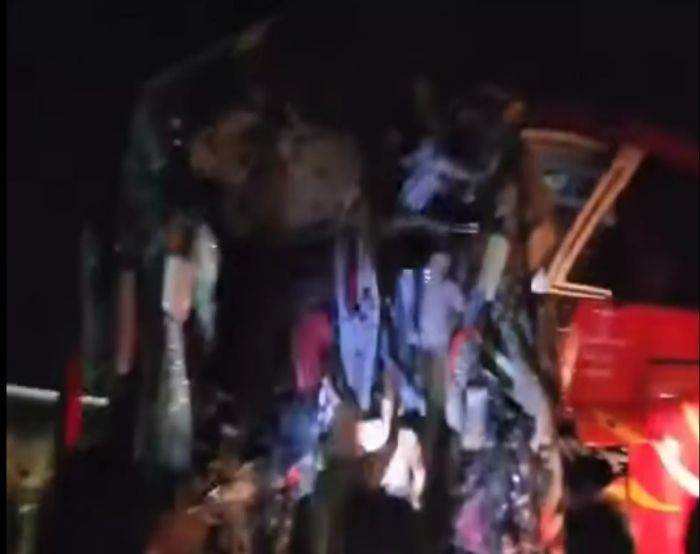  قتلى وجرحى في حادث تصادم حافلتي نقل جماعي على طريق العبر بحضرموت