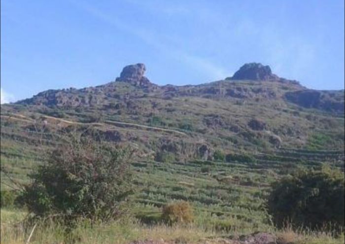  مليشيا الحوثي تعسكر معالم تاريخية وتعرضها للقصف  الأمريكي