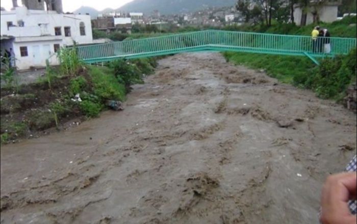  إب .. سيول الأمطار تجرف سيارات وتقتل طفلًا ومواطنًا