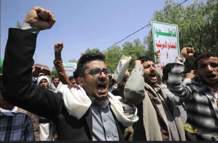  مليشيا الحوثي تغري طلاب الجامعات بالنجاح مقابل المشاركة في دوراتها الطائفية