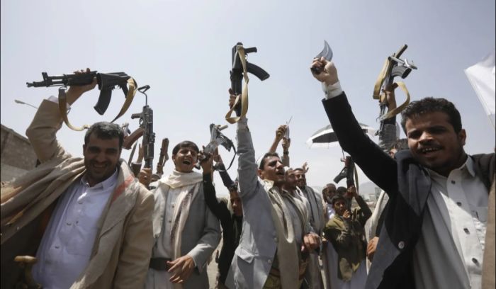  عصابة الحوثي تشيع أخبارًا عن استهداف منازل بأحياء صنعاء