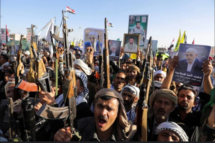  أنفاق وخنادق وسواتر ترابية .. عصابة الحوثي تُحوّل مدينة الحديدة إلى ساحة معركة