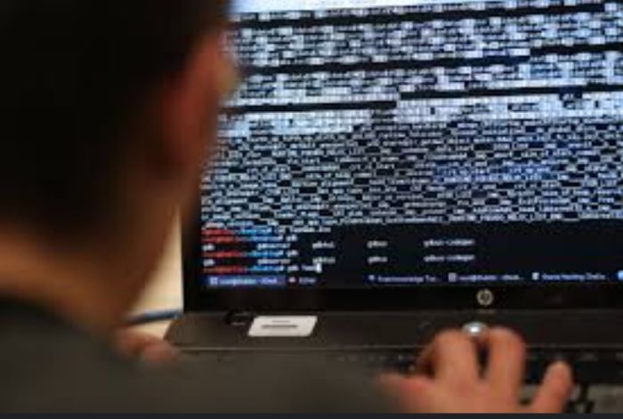  تضخيم والهدف تدمير اليمن .. ناشطون يسخرون من المطالبة بمهاجمة إسرائيل أهداف حوثية سيبرانية