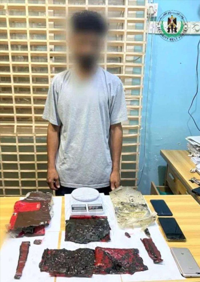 أمن عدن يضبط أحد أبرز مروّجي المخدرات وبحوزته كيلو حشيش في مدينة السلام