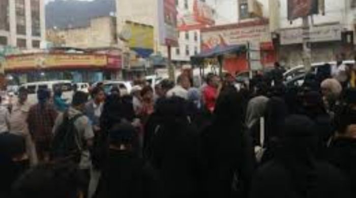  تظاهرة نسائية في تعز تطالب بتحسين الخدمات