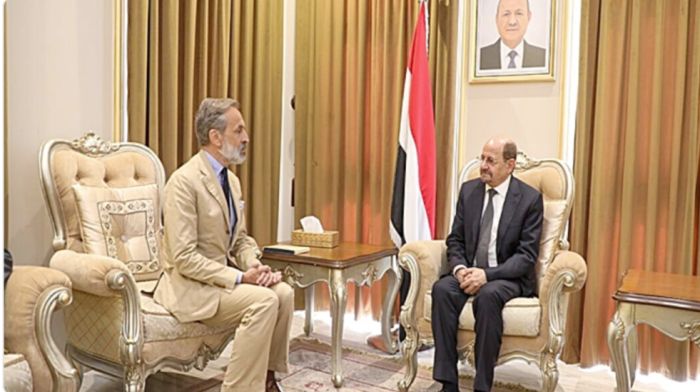  الحكومة تؤكد دعمها لإيصال المساعدات الإنسانية إلى جميع المناطق اليمنية