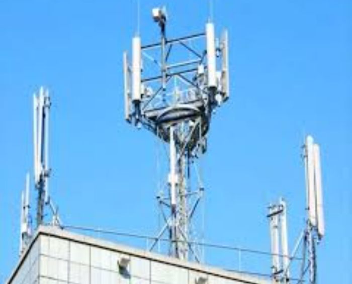  بسبب مسلحين .. توقف خدمتي عدن نت ويمن موبايل في مديرية التواهي بعدن