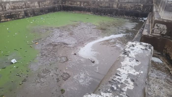 مليشيات الحوثي تمنع مبادرات لتنظيف سد الشهاري بحبيش وتفرض "إتاوة سباحة" على المواطنين