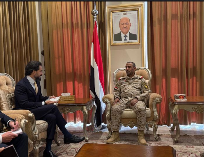  التقى القائم بأعمال السفارة الأمريكية.. بن عزيز يؤكد "لا سلام إلا باستعادة الدولة ودحر الحوثيين"