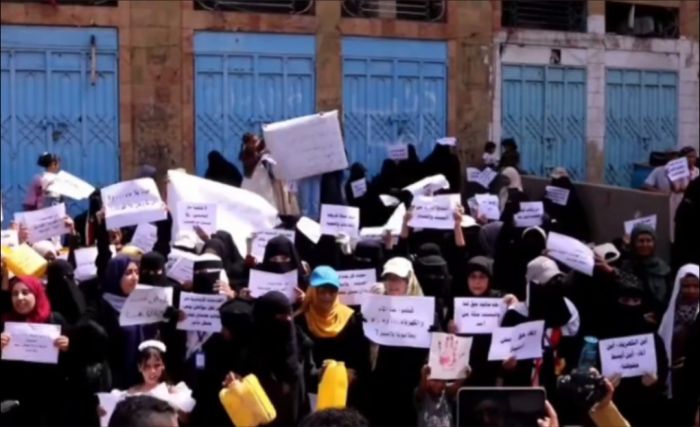  مظاهرة نسائية في تعز تندد بتردي الأوضاع المعيشية