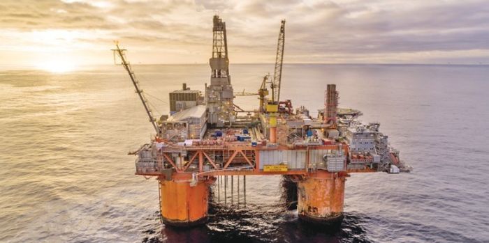 النفط يرتفع بفضل مخاوف حيال إمدادات إيران وروسيا وكندا