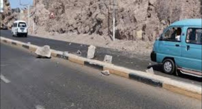  انهيار صخري مفاجئ على طريق المعلا كريتر