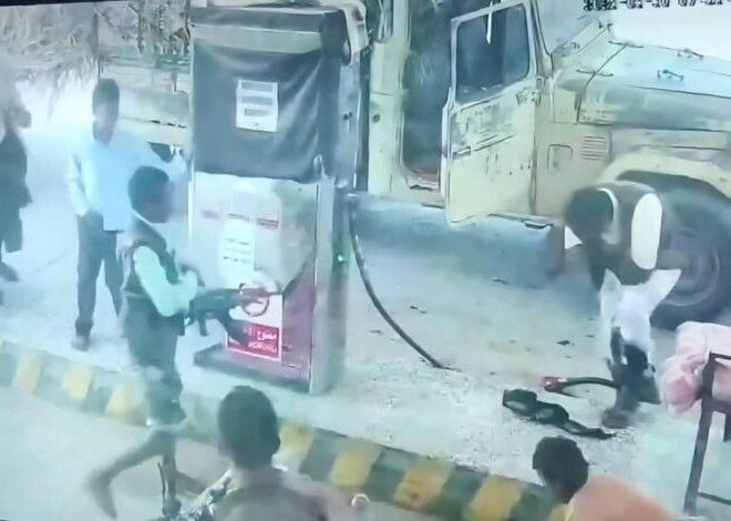 مسلح حوثي يعتدي على عامل بمحطة وقود في الحديدة ويصيبه بجروح خطيرة إثر خلاف على تعبئة مجانية