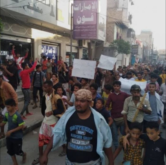  انطلاقًا من بوابة مقر إقامة قيادة الدولة  في معاشيق.. دعوات لاستئناف الاحتجاجات المطالبة بتوفير الخدمات بعدن