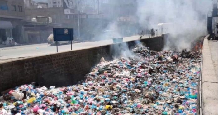 .تكدس للقمامة بأحياء تعز .. والصناعة ينفذ حملة ضبط أسعار اللحوم بعد انتهاء العيد