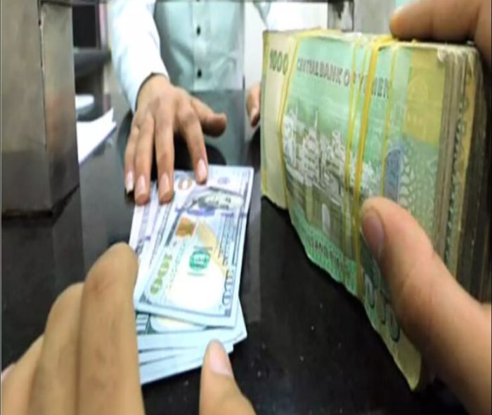  تحذيرات من كارثة معيشية جديدة .. العملة المحلية تعاود الانهيار أمام العملات الأخرى