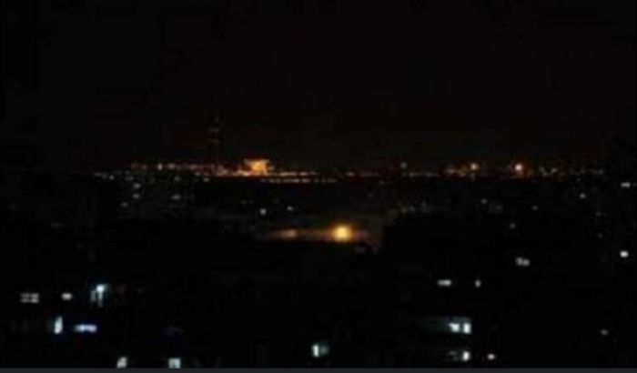 احتجاحات في الشوارع ومبيت على السواحل.. عدن في ظلام دامس لليوم الثاني على التوالي 