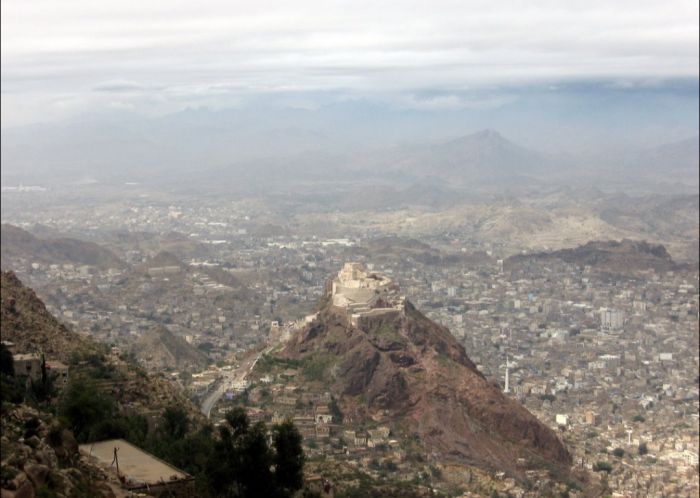  وسط اتهامات لها بالتواطؤ مع الفساد .. أحزاب تعز تتعهّد برفع الغطاء السياسي عن الفاسدين