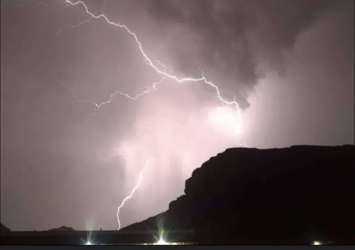  وفاة ثلاثة مواطنين وإصابة آخر نتيجة صواعق رعدية بصنعاء وحجة