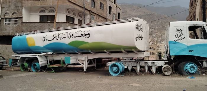 من رماد الحرب ينبعث الأمل:  شباب يحولون قاطرة محترقة إلى "سبيل ماء" في حي الضربة بتعز