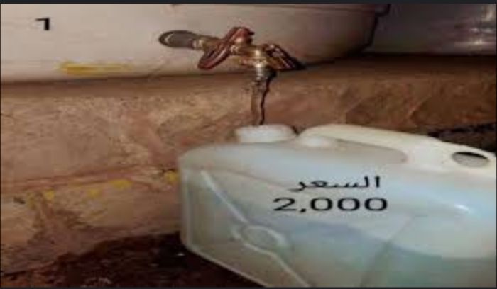  في ظل سيطرة الإخوان والسلطة الفاسدة .. سوق سوداء لبيع الماء بتعز