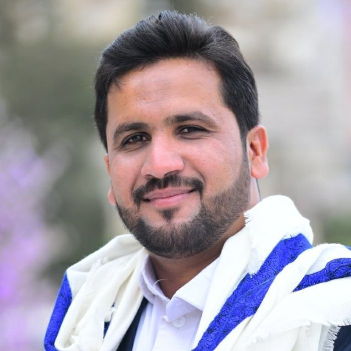 ناشط حوثي يتهم سلطات صنعاء بالفساد واتخاذ قرارات "غبية" تزيد من معاناة الشعب