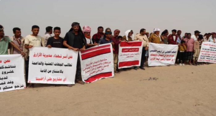  عدن.. مُلاك أراضي بير أحمد يحتجون على مصادرة أراضيهم لصالح مشروع الطاقة الشمسية