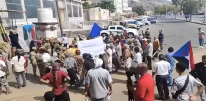  احتجاجات أمام قصر معاشيق في عدن