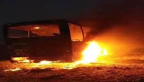 مسلحون يحرقون باصا لشركة أسمنت في أبين