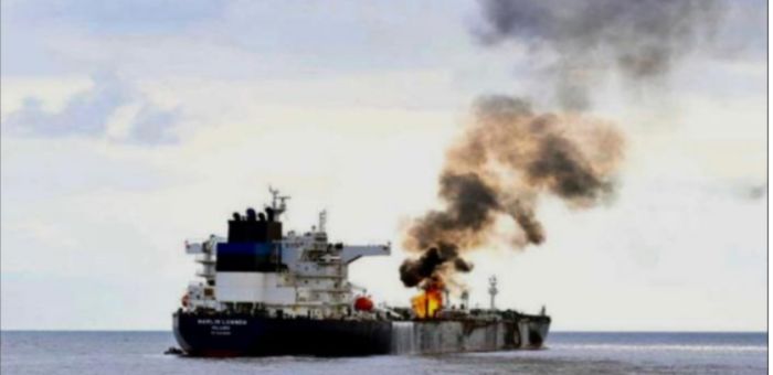  إنقاذ 6 بحارة إثر قصف مليشيا الحوثي لسفينتهم