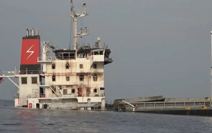  مليشيا الحوثي تختطف 6 بحارة بعد استهداف سفينتهم في البحر الأحمر