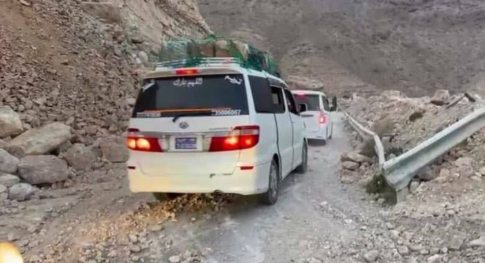  إغلاق بعد انهيار صخري .. إعادة فتح طريق (نشطون - الأنفاق) في محافظة المهرة