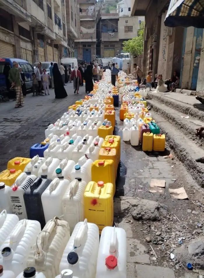 هل تدفع أزمة المياه سكان تعز إلى موجة نزوح جديدة ؟ !