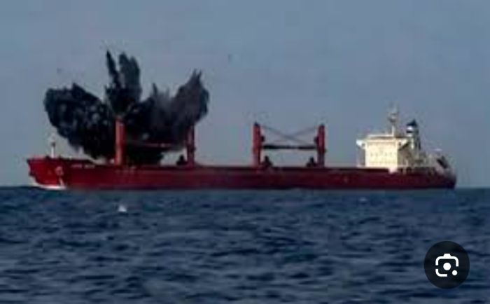  إيقاف عمليات البحث عن 15 بحارًا مفقودًا بعد تعرضهم لهجوم حوثي