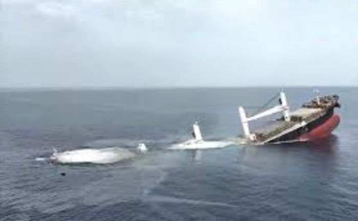  طاقم السفينة اليونانية التي هاجمها الحوثي يصلون السعودية