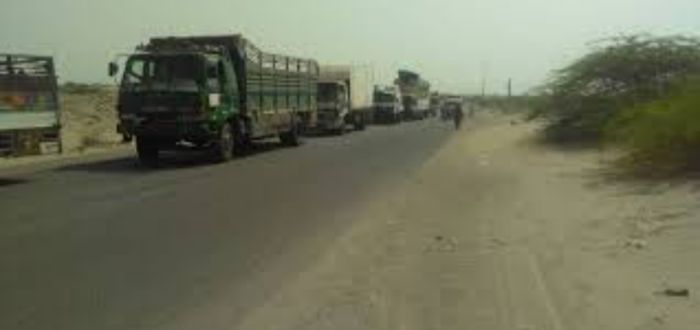 جنود من أمن أبين يقطعون الطريق الدولي احتجاجًا على تدهور أوضاعهم المعيشية