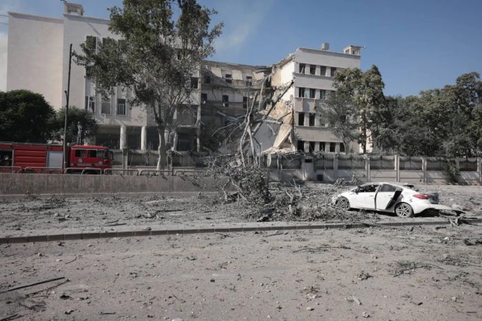 دبلوماسيون غربيون ينجون من قصف إسرائيلي قرب وزارة الدفاع السورية في دمشق