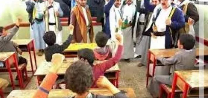  أولياء أمور يحتجون على إلغاء الحوثي مادة اللغة الإنجليزية بمدارس صنعاء
