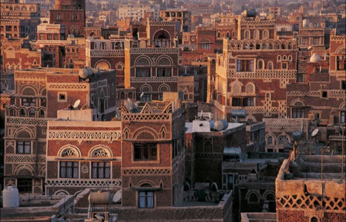  تجار صنعاء يحتجون على قرارات حوثية تعسفية بمنع السيارات الأمريكية وفرض ضرائب جديدة على السلع الأساسية