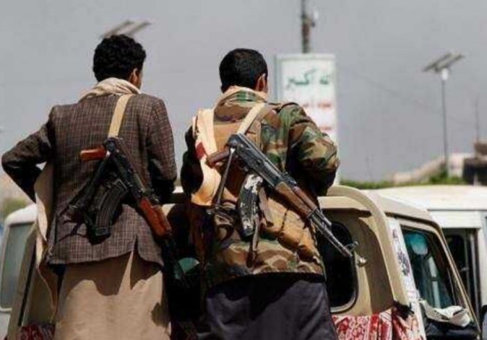  عصابة الحوثي تقتحم سوقًا في إب بهدف السطو عليه